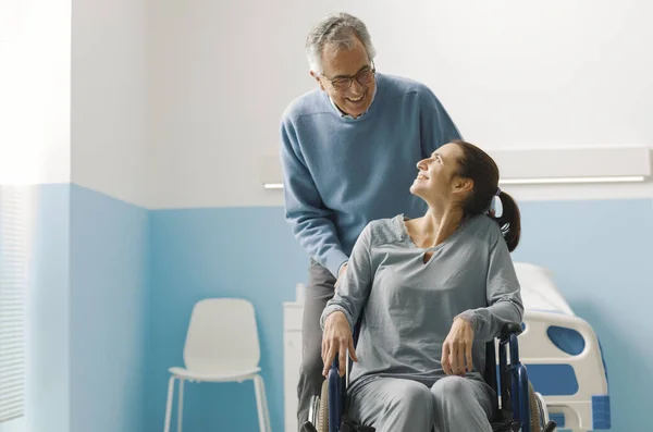 Père Aidant Fille Fauteuil Roulant Hôpital Concept Famille Soins Santé — Photo