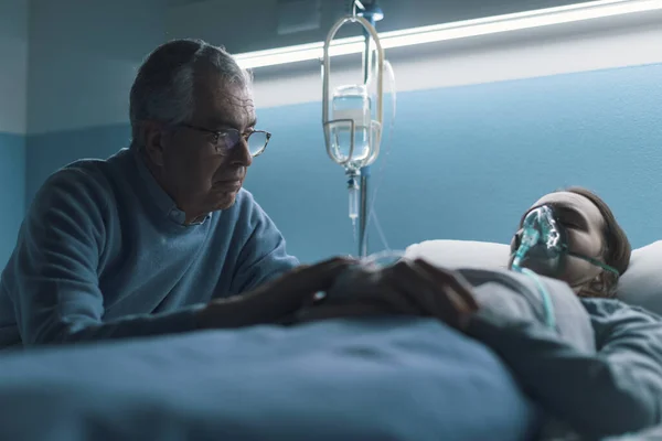 Bekymrad Äldre Man Som Hjälper Sin Dotter Ligga Sängen Sjukhuset — Stockfoto