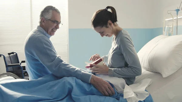 Père Rendant Visite Fille Hôpital Apporte Beau Cadeau Pour Elle — Photo