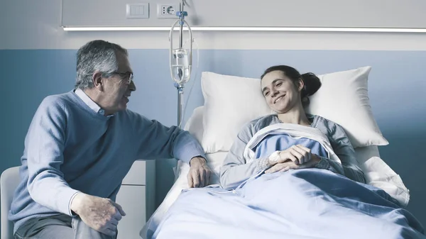 Mann Besucht Tochter Krankenhaus Die Frau Liegt Bett Und Lächelt — Stockfoto