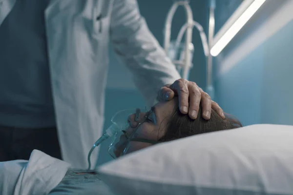 Médico Asistiendo Una Paciente Hospitalizada Por Noche Tocándose Frente Ella — Foto de Stock