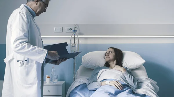 Professionell Läkare Besöker Kvinnlig Patient Som Ligger Sängen Sjukhuset Han — Stockfoto