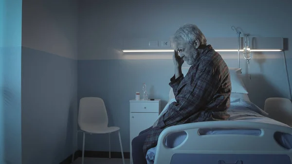 Triste Sozinho Sênior Sentado Uma Cama Hospital Noite Tocando Sua — Fotografia de Stock