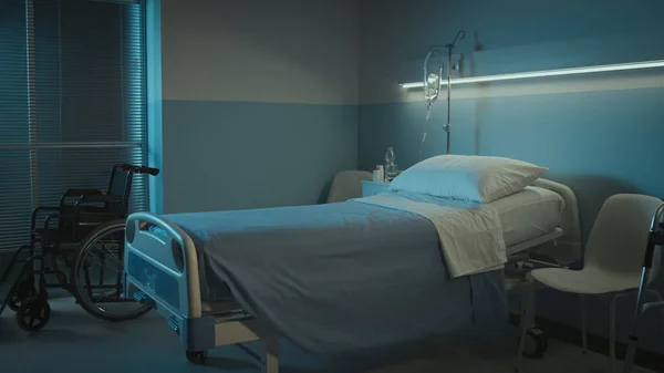 Intérieur Propre Chambre Hôpital Nuit Avec Lit Équipement Médical Médecine — Photo