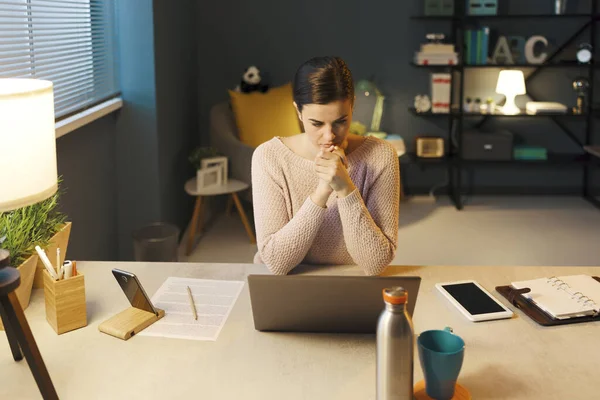 Молода Жінка Сидить Столом Спілкується Своїм Ноутбуком Вона Дивиться Екран — стокове фото
