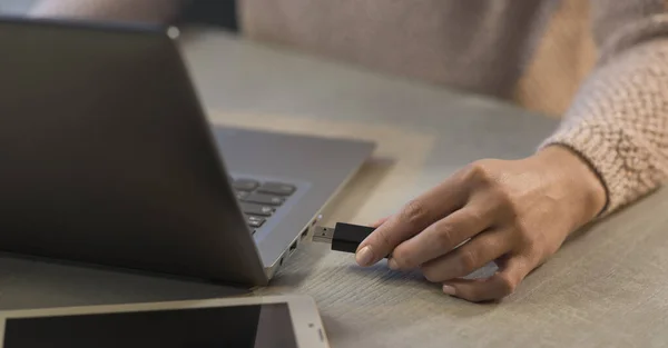 Mulher Conectando Uma Unidade Usb Seu Laptop Tecnologia Conceito Armazenamento — Fotografia de Stock