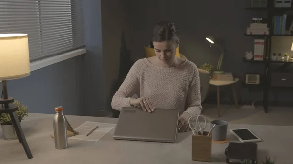 Mujer Joven Sentada Escritorio Abriendo Portátil — Foto de Stock