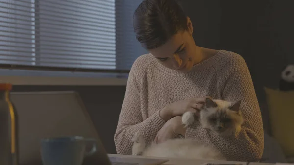 Kvinna Sitter Vid Skrivbordet Och Håller Sin Vackra Katt Husdjur — Stockfoto