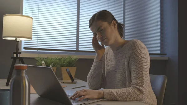 Mujer Joven Cansada Sentada Escritorio Trabajando Con Computadora Portátil Está —  Fotos de Stock