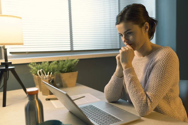 Ung Kvinna Sitter Vid Skrivbordet Och Ansluter Med Sin Bärbara — Stockfoto