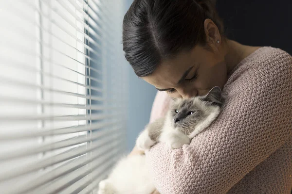 Pencerenin Yanında Duran Rahat Kadın Güzel Kedisini Tutuyor Öpüyor — Stok fotoğraf