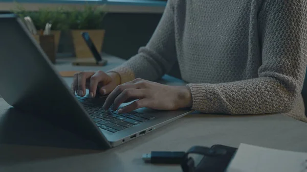 Жінка Сидить Столом Працює Своїм Ноутбуком Руки Крупним Планом — стокове фото