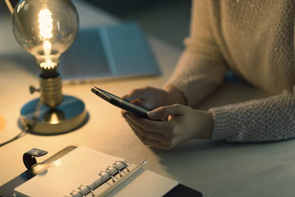 Masasında Oturan Akıllı Telefonuyla Bağlantı Kuran Bir Kadın Işini Internetten — Stok fotoğraf