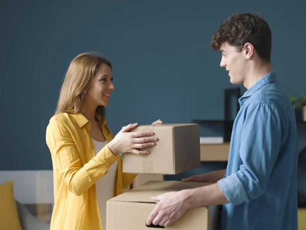 Pareja Feliz Mudándose Nueva Casa Hombre Lleva Una Caja Novia — Foto de Stock