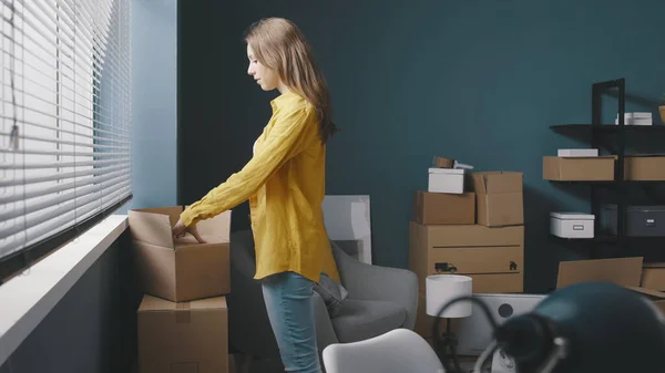 Vrouw Een Nieuw Huis Aan Het Unboxen Zoeken Kartonnen Dozen — Stockfoto