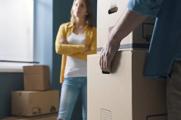 Casal Jovem Mudando Novo Apartamento Homem Está Carregando Caixas Pesadas — Fotografia de Stock