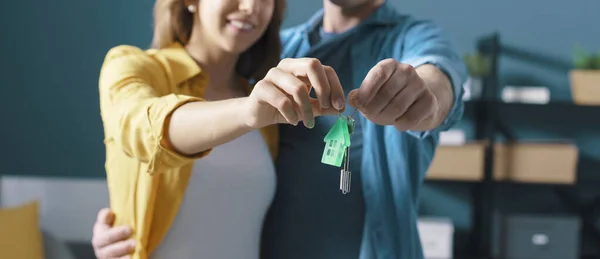 Lyckligt Par Håller Hus Nycklar Har Köpt Sitt Nya Hus — Stockfoto