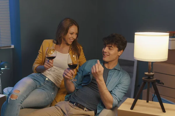 Pareja Feliz Moviéndose Nueva Casa Celebrando Están Brindando Con Vino — Foto de Stock