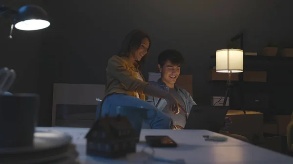 彼らは夜にリラックスしてノートパソコンと接続しています — ストック写真