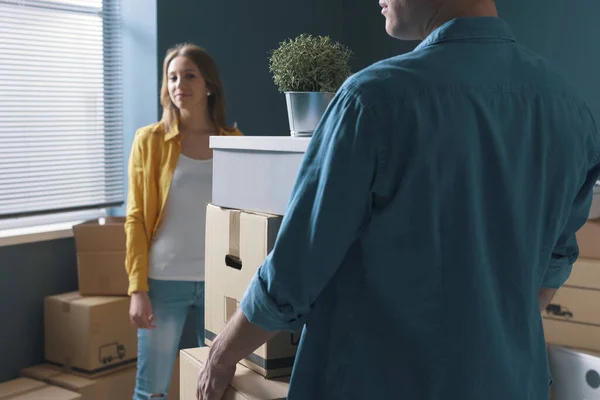 Casal Jovem Mudando Novo Apartamento Homem Está Carregando Caixas Pesadas — Fotografia de Stock