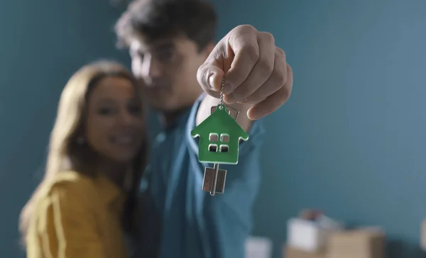 这对快乐的夫妇手里拿着钥匙 他们一起买了新房子 — 图库照片