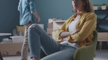 Genç çift taşınma sırasında kavga ediyor.
