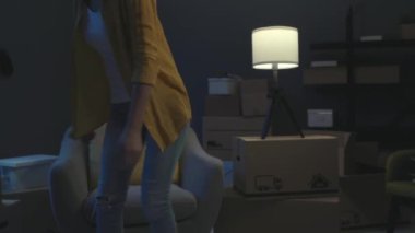 Yorgun çift, yeni bir eve taşındıktan sonra dinleniyor.