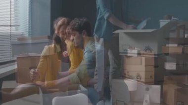 Mutlu genç çift yeni video montajlarını yapıyorlar.