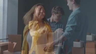 Mutlu genç çift yeni video montajlarını yapıyorlar.