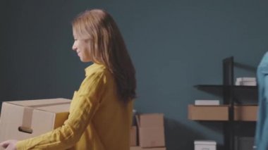 Mutlu genç çift yeni video montajlarını yapıyorlar.