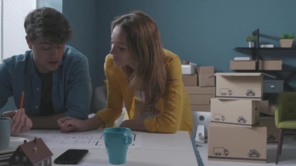 Νεαρό ζευγάρι κάνει σχέδια για το νέο τους σπίτι — Αρχείο Βίντεο