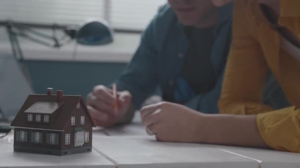 Pareja joven trabajando en su nuevo proyecto de casa — Vídeos de Stock