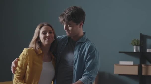 Pasangan muda bahagia memegang kunci rumah baru mereka — Stok Video