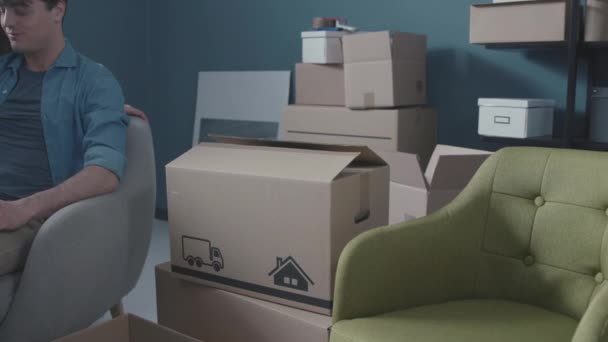 Fiatal pár beköltözik az új otthonukba és online összeköttetésben vannak — Stock videók