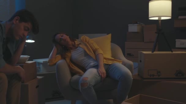 Casal cansado relaxante depois de fazer uma mudança de casa — Vídeo de Stock