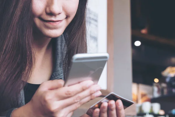 Mujer con teléfono móvil y tecnología —  Fotos de Stock