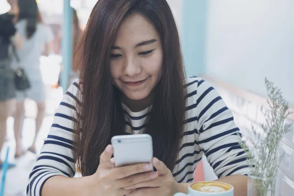 Mujer usando teléfono inteligente — Foto de Stock