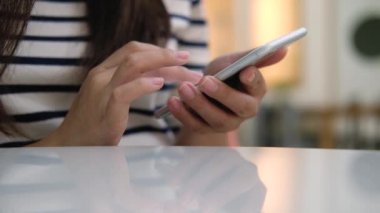 Akıllı telefon kullanan kadın