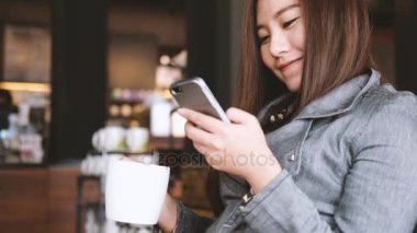 Akıllı telefon kullanan kadın