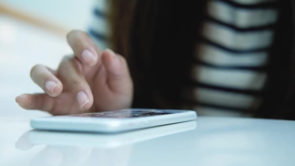 Mujer usando teléfono inteligente — Vídeos de Stock