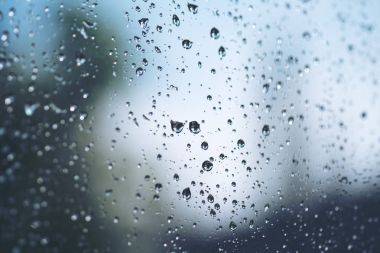 Yağmur damlaları penceresinde