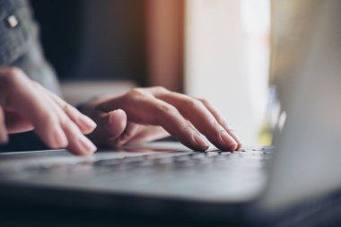 dizüstü bilgisayarda yazarak kadının elleri