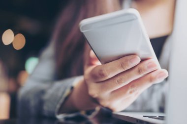 Akıllı telefon kullanan kadın