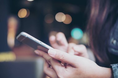 Akıllı telefon kullanan kadın