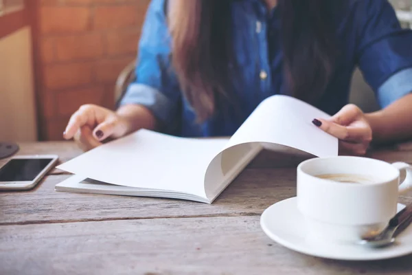 Vrouw een boek openen — Stockfoto