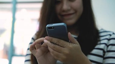 Akıllı telefon kullanan kadın