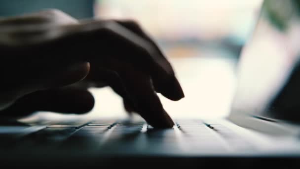 Рука жінки, що друкує на ноутбуці — стокове відео
