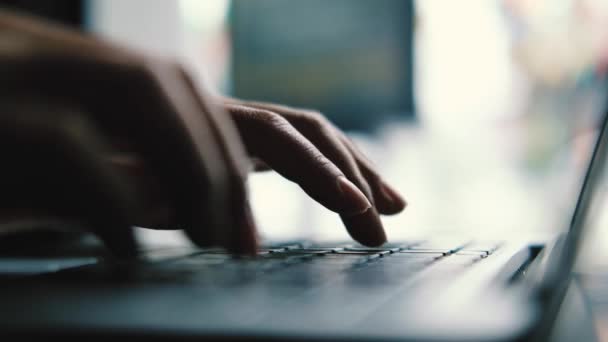 La mano de la mujer escribiendo en el ordenador portátil — Vídeos de Stock