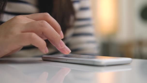 Mulher usando telefone inteligente — Vídeo de Stock