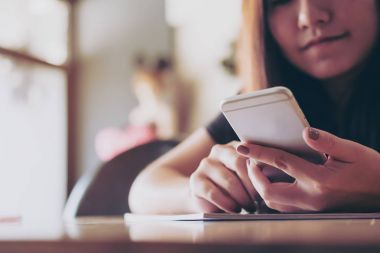 Akıllı telefon kullanan kadın